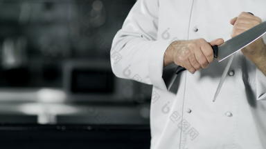 老板手锐化刀慢运动特写镜头手烹饪食物厨房